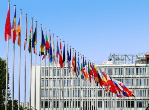 Europa e vivere in Europa rivelano realtà assurde e ironiche, esplorando con humour vivere nel Regno Unito e vivere in Italia oggi.
